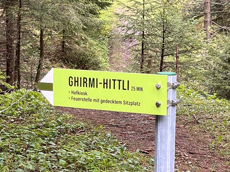 Ghirmi-Hittli mit Sitzmöglichkeit und Grillstelle